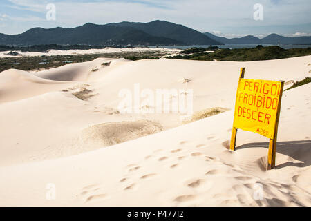 FLORIANÓPOLIS, SC - 03/02/2010: Placa indicando perigo nas dunas da Praia da Joaquina, em Florianópolis. (Foto: Ricardo Ribas / Fotoarena) Stock Photo