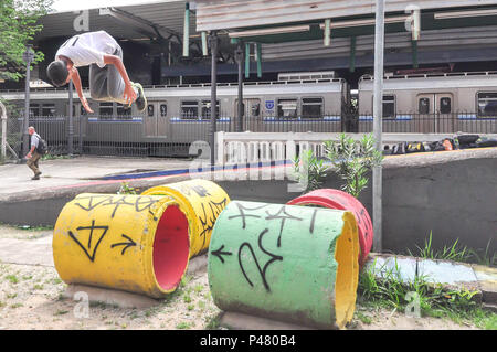 BELO HORIZONTE, MG - 02/11/13: PARKOUR - Praticantes de Parkour (do Francês l'art du déplacement - a arte de se deslocar) do grupo Urban Runner's na Estação Central de Trem de Belo Horizonte - MG. (Foto: Mourão Panda / Fotoarena) Stock Photo