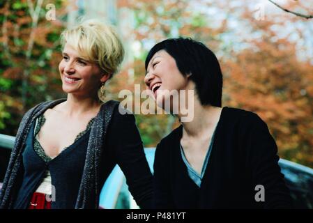 Original Film Title: LE VOYAGE DU BALLON ROUGE.  English Title: THE FLIGHT OF THE RED BALLOON.  Film Director: HSIAO-HSIEN HOU.  Year: 2007.  Stars: JULIETTE BINOCHE; FANG SONG. Credit: MARGO FILMS/CANAL+/REGION ILLE-DE-FRANCE / Album Stock Photo