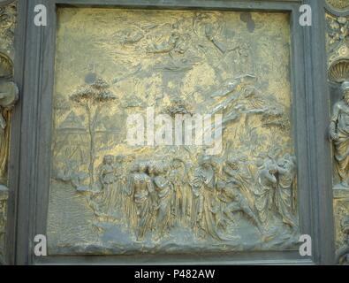 DETALLE DE LAS PUERTAS DEL PARAISO CON ESCENA DE MOISES RECOGIENDO LAS TABLAS DE LA LEY,1424/1452. Author: Lorenzo Ghiberti (1378-1455). Location: BAPTISTERIO. Stock Photo