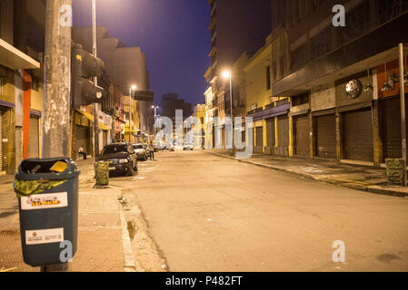 SÃO PAULO, SP - 03/02/2015 - 25 de Março a noite - Vista das ruas 25 de Março e Ladeira Porto Geral durante a noite, região central.  (Foto: Alexandre Moreira / Fotoarena) Stock Photo