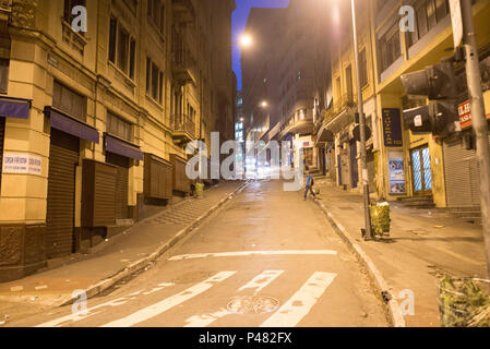 SÃO PAULO, SP - 03/02/2015 - 25 de Março a noite - Vista das ruas 25 de Março e Ladeira Porto Geral durante a noite, região central.  (Foto: Alexandre Moreira / Fotoarena) Stock Photo