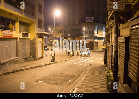 SÃO PAULO, SP - 03/02/2015 - 25 de Março a noite - Vista das ruas 25 de Março e Ladeira Porto Geral durante a noite, região central.  (Foto: Alexandre Moreira / Fotoarena) Stock Photo