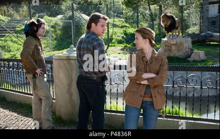 Original Film Title: WE BOUGHT A ZOO.  English Title: WE BOUGHT A ZOO.  Film Director: CAMERON CROWE.  Year: 2011.  Stars: SCARLETT JOHANSSON; MATT DAMON. Credit: VYNIL FILMS / Album Stock Photo