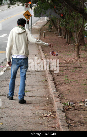 SÃO PAULO, SP - 22.07.2015: PESSOA JOGA LIXO EM VIA PÚBLICA