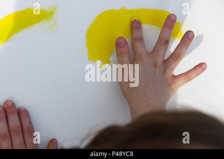 Pintura com os dedos. Mão de menina de 7 anos. Stock Photo