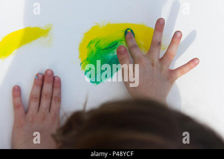 Pintura com os dedos. Mão de menina de 7 anos. Stock Photo