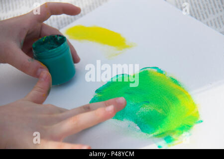 Pintura com os dedos. Mão de menina de 7 anos. Stock Photo