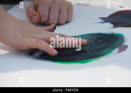 Pintura com os dedos. Mão de menina de 7 anos. Stock Photo