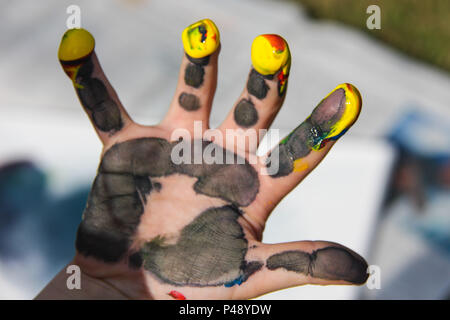 Mão de menina de 7 anos com após pintura. Stock Photo
