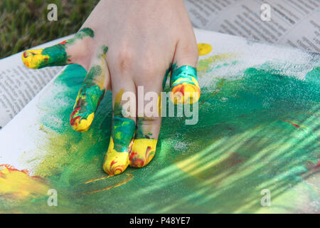 Pintura com os dedos. Mão de menina de 7 anos. Stock Photo