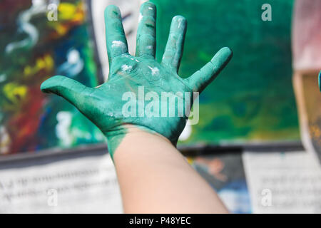 Mão de menina de 7 anos com após pintura. Stock Photo
