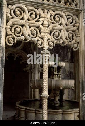 CLAUSTRO DE LOS REYES - DETALLE DE UNA VENTANA DE LA LA CAPILLA DE LA FUENTE - ESTILO MANUELINO. Location: MONASTERIO DE SANTA MARIA DE LA VICTORIA, BATALHA, PORTUGAL. Stock Photo