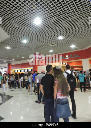 SÃO PAULO, SP - 21.04.2015: FILA DE CINEMA - Fila de cinema no