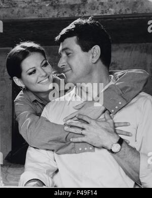 Original Film Title: RUBA AL PROSSIMO TUO.  English Title: A FINE PAIR.  Film Director: FRANCESCO MASELLI.  Year: 1969.  Stars: ROCK HUDSON; CLAUDIA CARDINALE. Credit: VIDES / FRANCO CRISTALDI / Album Stock Photo