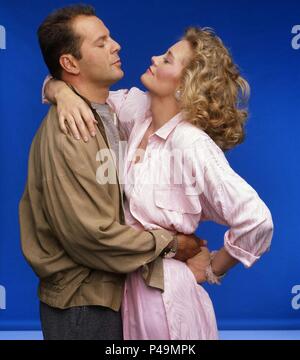 Original Film Title: MOONLIGHTING-TV.  English Title: MOONLIGHTING-TV.  Year: 1985.  Stars: CYBILL SHEPHERD; BRUCE WILLIS. Credit: ABC / Album Stock Photo