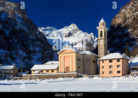 The church of the village Sonogno in winter with Mount Zucchero in the background, Sonogno, Val Verzasca, Canton Ticino, Switzerland, Europe Stock Photo