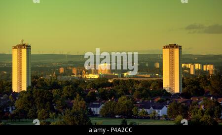 Glasgow, Scotland, UK 21st June. UK Weather: Midsummer Sunrise of the Summer Solstice over towers of Scotstoun and the queen Elizabeth university hospital are covered in the first light of the new day . Credit: gerard ferry/Alamy Live News Stock Photo