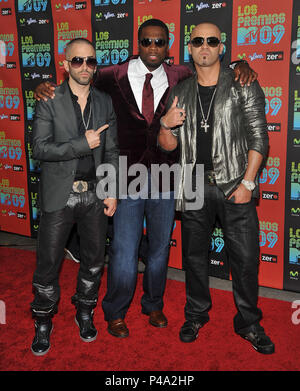 Curtis '50 Cent' Jackson (C) and Wisin (R) & Yandel (L) - Los Premios MTV Latin America 2009 at Universal Studio in Los Angeles.          -            50 Cent Curtis Jackson Yandel Wisin 28.jpg50 Cent Curtis Jackson Yandel Wisin 28  Event in Hollywood Life - California, Red Carpet Event, USA, Film Industry, Celebrities, Photography, Bestof, Arts Culture and Entertainment, Topix Celebrities fashion, Best of, Hollywood Life, Event in Hollywood Life - California, Red Carpet and backstage, movie celebrities, TV celebrities, Music celebrities, Topix, actors from the same movie, cast and co star tog Stock Photo