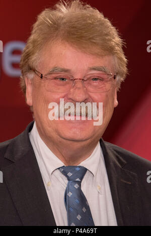 Cologne, Deutschland. 04th Feb, 2014. Elmar BROK, politician, CDU, MEP, portrait, portraits, portrait, cropped single image, single motive, 'Maischberger', talk show, WDR/ARD, 20.06.2018. | usage worldwide Credit: dpa/Alamy Live News Stock Photo