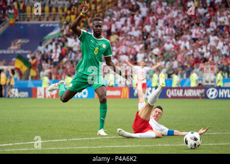 Moscow, Russia. 19th June, 2018. World Cup 2018, Poland vs. Senegal, Group H at the Spartak stadium. Poland's Robert Lewandowski (R) and Senegal's Salif Sane fighting for the ball. Credit: Federico Gambarini/dpa/Alamy Live News Stock Photo