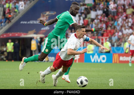 Moscow, Russia. 19th June, 2018. World Cup 2018, Poland vs. Senegal, Group H at the Spartak stadium. Poland's Robert Lewandowski (R) and Senegal's Salif Sane fighting for the ball. Credit: Federico Gambarini/dpa/Alamy Live News Stock Photo