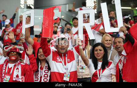 Yekaterinburg, Russia. 21st June, 2018. Fans of Peru cheer prior to the 2018 FIFA World Cup Group C match between France and Peru in Yekaterinburg, Russia, June 21, 2018. Credit: Bai Xueqi/Xinhua/Alamy Live News Stock Photo