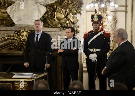 Buenos Aires, Argentina.  2018 June 21. 21st June, 2018. City of Buenos Aires.- MAURICIO MACRI, president of Argentina, takes oath to the new minister of Production, DANTE SICA, at the Government House Credit: Credit: /ZUMA Wire/Alamy Live News Stock Photo