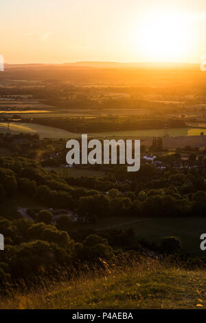 Brighton, East Sussex. 21st June 2018. UK Weather. At the end of the Summer Solstice the sun sets over Devils Dyke, on the picturesque South Downs National Park, on the longest day of the year. Summer Solstice occurs when the sun reaches it’s highest altitude of the year, and marks the height of Summer with the longest period of daylight. From tomorrow the daylight hours will gradually shorten until the Winter Solstice, in tiny unnoticeable increments. Credit: Francesca Moore/Alamy Live News Stock Photo