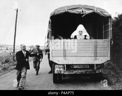 Original Film Title: LA GRANDE VADROUILLE.  English Title: DON'T LOOK NOW, WE'VE BEEN SHOT AT.  Film Director: GERARD OURY.  Year: 1966.  Stars: LOUIS DE FUNES; BOURVIL. Credit: LES FILMS CORONA / Album Stock Photo