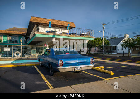 USA, New Jersey, The Jersey Shore, Wildwoods, 1950s-era Doo-Wop architecture, motel and old car Stock Photo