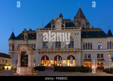 Korneuburg, Town Hall, City Tower, rat catcher fountain, Hauptplatz (Main Square), Donau, Lower Austria, Austria Stock Photo