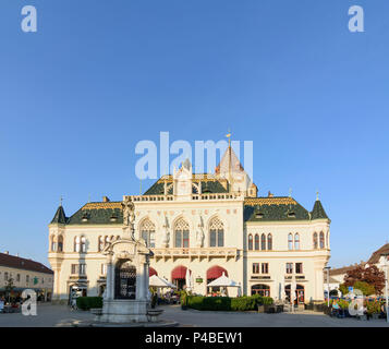 Korneuburg, Town Hall, City Tower, rat catcher fountain, Hauptplatz (Main Square), Donau, Lower Austria, Austria Stock Photo