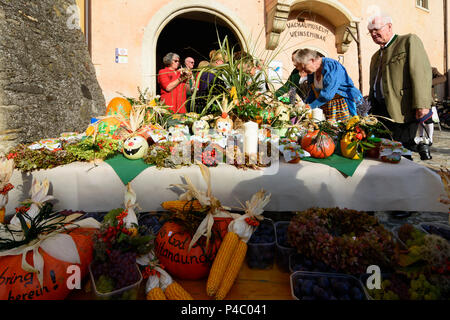 Weißenkirchen in der Wachau, Thanksgiving Harvest gifts, Marktplatz (Market Square), Teisenhoferhof today museum Wachaumuseum, Wachau, Lower Austria, Austria Stock Photo