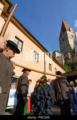 Weißenkirchen in der Wachau, Thanksgiving, church, Weingarten-Hiata (vineyard watchmen) with wine grape, Wachau, Lower Austria, Austria Stock Photo