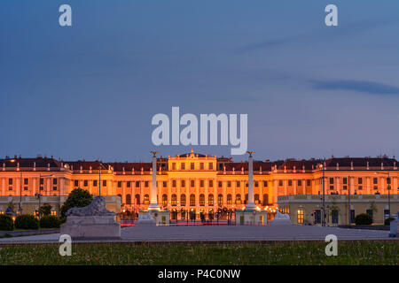 Vienna, castle Schönbrunn Palace Schloss from outside main entrance, 13. Hietzing, Wien, Austria Stock Photo