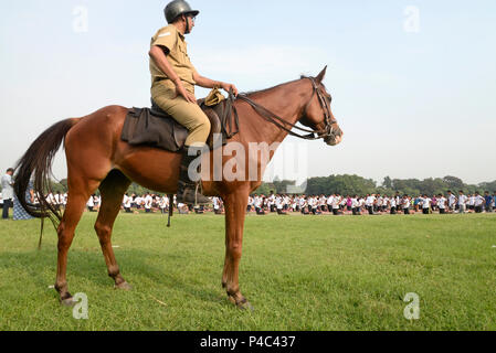 Kolkata, India. 21st June, 2018. Kolkata Mounted Police personnel guarded the Brigade Parade ground during NCC cadets perform yoga at Brigade Parade ground. Military personnel and National Cadet Corps or NCC cadets perform yoga asanas or postures on International Yoga Day at Brigade Parade ground also known as Maidan. Credit: Saikat Paul/Pacific Press/Alamy Live News Stock Photo
