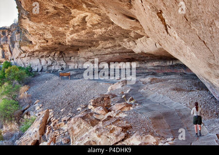 Park ranger Tanya Petruney at Fate Bell Rockshelter in Seminole Canyon State Park and Historic Site near Comstock, Texas, USA Stock Photo