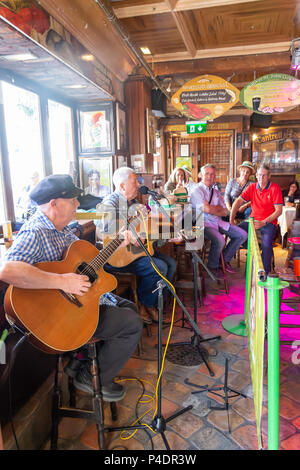 Live music in Oliver St John Gogartys traditional Irish Bar, Anglesea Street,Temple Bar, Dublin, Leinster Province, Republic of Ireland Stock Photo