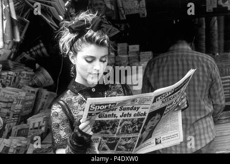 Original Film Title: DESPERATELY SEEKING SUSAN.  English Title: DESPERATELY SEEKING SUSAN.  Film Director: SUSAN SEIDELMAN.  Year: 1985.  Stars: MADONNA. Credit: ORION PICTURES / Album Stock Photo