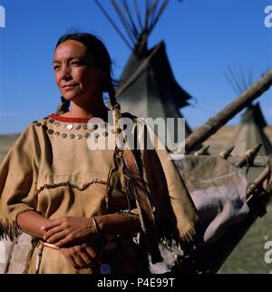 Original Film Title: DANCES WITH WOLVES.  English Title: DANCES WITH WOLVES.  Film Director: KEVIN COSTNER.  Year: 1990.  Stars: TANTOO CARDINAL. Credit: ORION PICTURES / Album Stock Photo