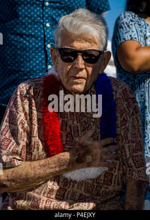 180619-N-NU281-0099 PEARL HARBOR (June 19, 2018) Retired Chief Boatswain's Mate and Pearl Harbor survivor Ray Emory renders honors during the National Anthem at a farewell ceremony held before he departs Hawaii to be with family. Emory was responsible for the identification of unknown service members killed in the attacks on Pearl Harbor who were buried in unnamed graves. (U.S. Navy Photo by Mass Communications Specialist 2nd Class Justin Pacheco) Stock Photo