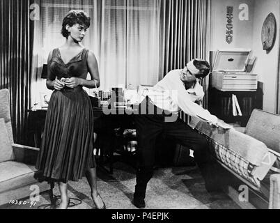 Original Film Title: HOUSEBOAT.  English Title: HOUSEBOAT.  Film Director: MELVILLE SHAVELSON.  Year: 1958.  Stars: CARY GRANT; SOPHIA LOREN. Credit: PARAMOUNT PICTURES / Album Stock Photo