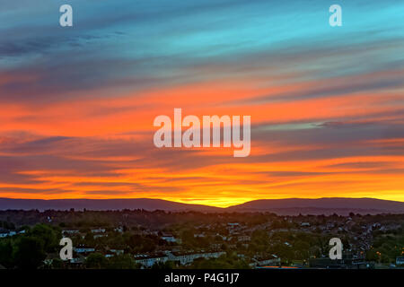 Glasgow, Scotland, UK 22nd June. UK Weather: Midsummer passes and a stunning  fiery sunrise for the beginning of summer over the the  North of the city hosts a bright red start with wavy cloud formations taking on the rosy hue. Gerard Ferry/Alamy news Stock Photo