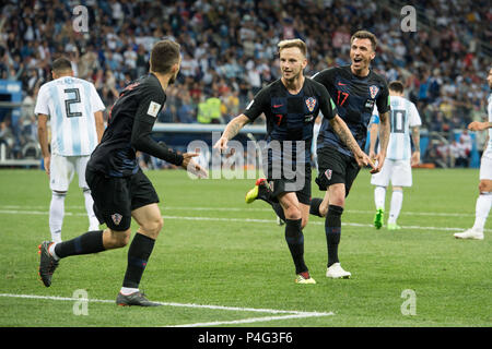 goalkeeper Ivan RAKITIC (mi., CRO) cheers with Mateo KOVACIC (left, CRO) and Mario MANDZUKIC (CRO) over the goal to make it 3-0 for Croatia, jubilation, cheering, cheering, joy, cheers, celebrate, goaljubel, whole Figure, Argentina (ARG) - Croatia (CRO) 0: 3, preliminary round, Group D, match 23, on 21.06.2018 in Moscow; Football World Cup 2018 in Russia from 14.06. - 15.07.2018. | usage worldwide Credit: dpa picture alliance/Alamy Live News Stock Photo