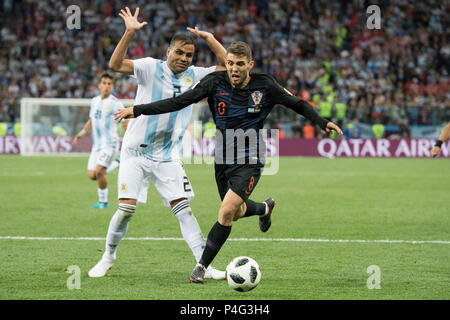 Nizhny Novgorod, Russia. 21 June 2018.  Gabriel MERCADO (left, ARG) versus Mateo KOVACIC (CRO), action, duels, Argentina (ARG) - Croatia (CRO) 0: 3, preliminary round, Group D, match 23, on 21.06.2018 in Moscow; Football World Cup 2018 in Russia from 14.06. - 15.07.2018. | usage worldwide Credit: dpa/Alamy Live News Credit: dpa picture alliance/Alamy Live News Stock Photo