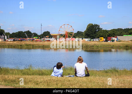 London, UK. 22 June 2018. People relaxing in Wimbledon Common  on a warm sunny day as  temperatures are set to rise over the coming days Credit: amer ghazzal/Ģ����ý Live News Stock Photo