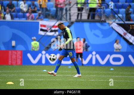 Saint Petersburg, Russia. 22nd June, 2018. Soccer: Preliminary stage, Group E, 2nd matchday: Brazil vs Costa Rica in the St. Petersburg Stadium: Brazil's Neymar warming up with the ball. Credit: Federico Gambarini/dpa/Alamy Live News