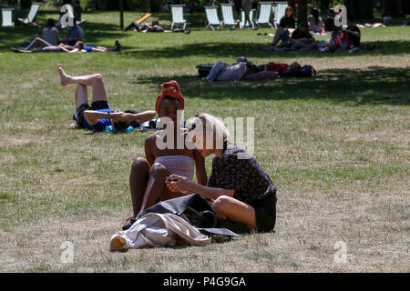 Green Park. London. UK 22 June 2018 -  Tourists and Londoners enjoy hot and sunny weather in Green Park. Much of the UK is expected to enjoy hot and sunny weather over the weekend with temperature expected to reach 25 degrees celsius in parts of the country.  Credit: Dinendra Haria/Alamy Live News Stock Photo