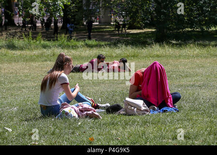 Green Park. London. UK 22 June 2018 -  Tourists and Londoners enjoy hot weather and sunshine in Green Park in Westminster. Much of the UK is expected to enjoy hot and sunny weather over the weekend with temperature expected to reach 25 degrees celsius in parts of the country.  Credit: Dinendra Haria/Alamy Live News Stock Photo